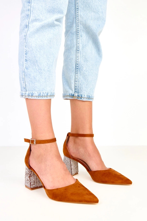 Brązowe czółenka na słupku zdobionym... Brązowe czółenka na słupku zdobionym...