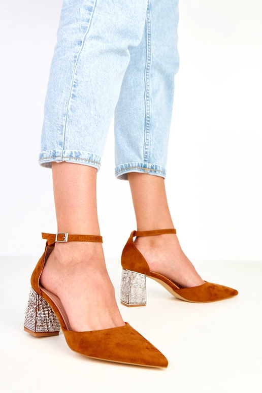 Brązowe czółenka na słupku zdobionym... Brązowe czółenka na słupku zdobionym...