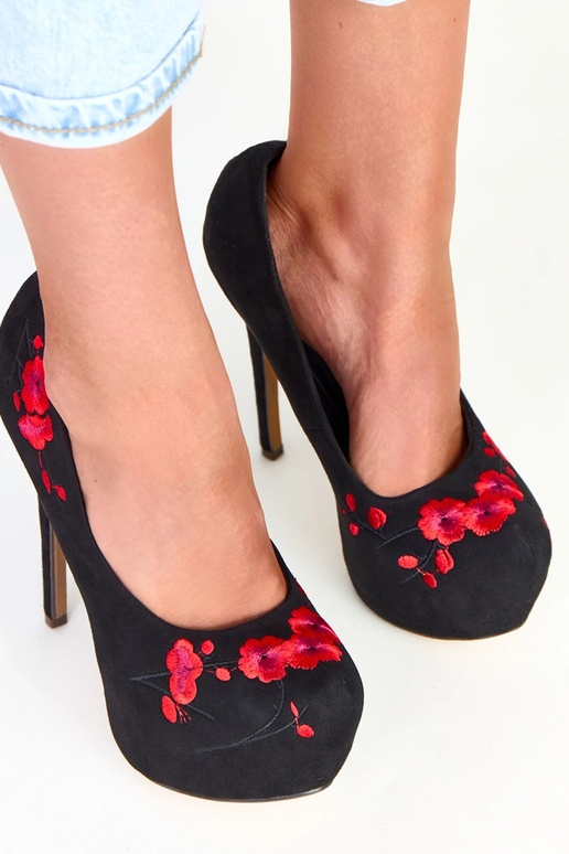 Czarne szpilki na platformie zdobione... Czarne szpilki na platformie zdobione...