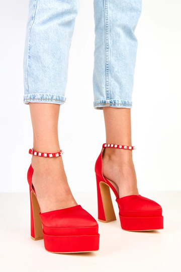 Czerwone czółenka na...