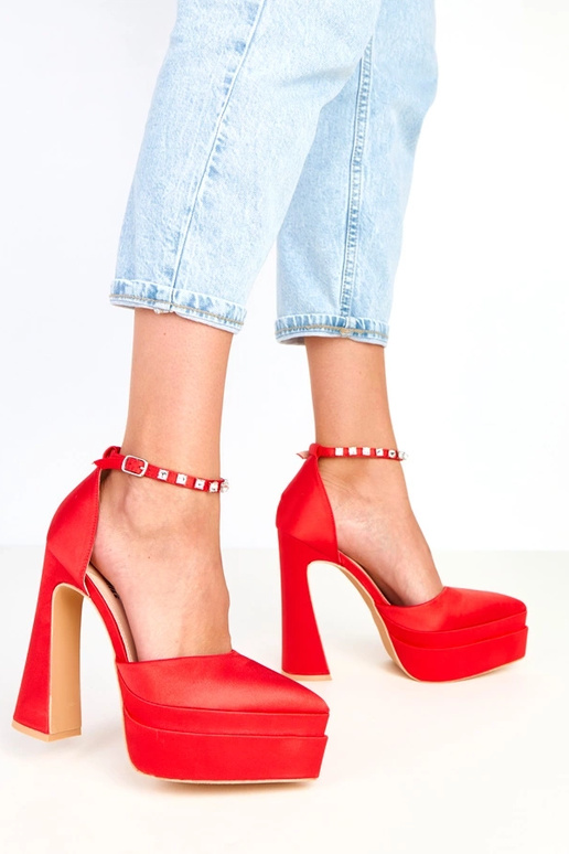 Czerwone czółenka na platformie z... Czerwone czółenka na platformie z...