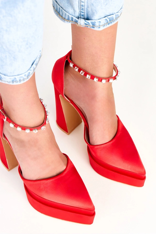 Czerwone czółenka na platformie z... Czerwone czółenka na platformie z...