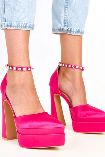 Różowe czółenka na...