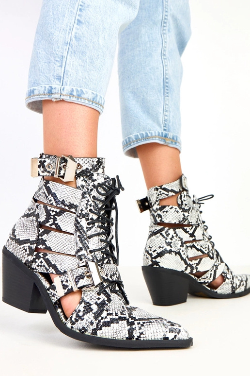 Czarno-białe botki na słupku... Czarno-białe botki na słupku...