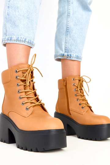 Brązowe botki na masywnym...