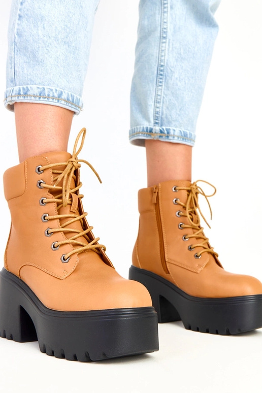 Brązowe botki na masywnym obcasie i... Brązowe botki na masywnym obcasie i...