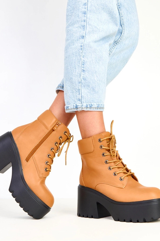 Brązowe botki na masywnym obcasie i... Brązowe botki na masywnym obcasie i...