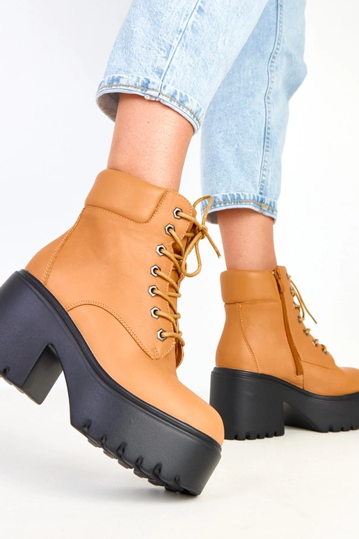 Brązowe botki na masywnym obcasie i... Brązowe botki na masywnym obcasie i...