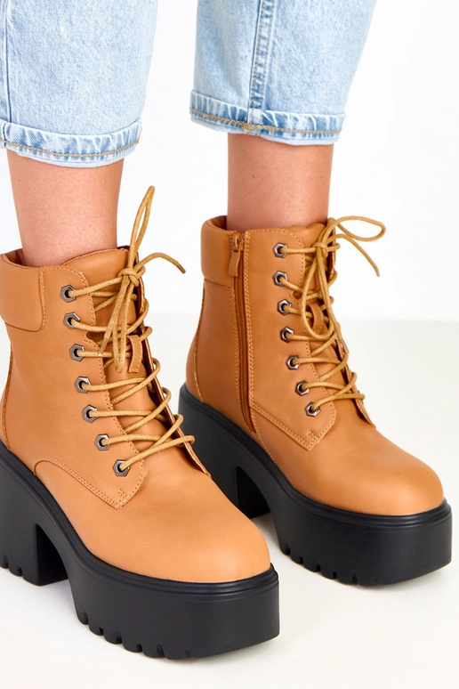 Brązowe botki na masywnym obcasie i... Brązowe botki na masywnym obcasie i...