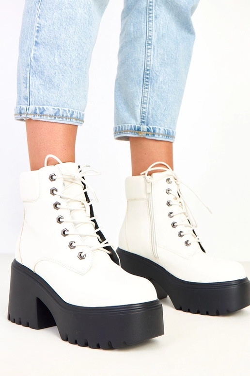 Białe botki na masywnym obcasie i... Białe botki na masywnym obcasie i...
