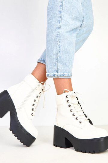 Białe botki na masywnym... 2