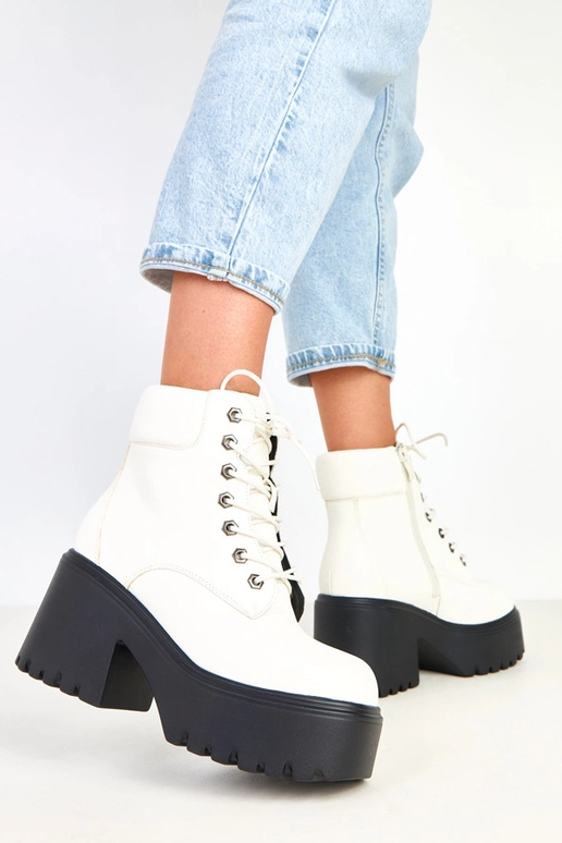 Białe botki na masywnym obcasie i... Białe botki na masywnym obcasie i...