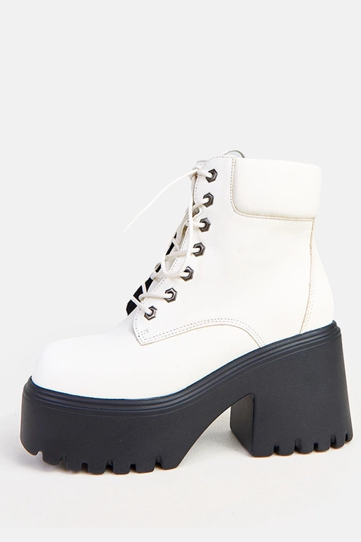 Białe botki na masywnym obcasie i... Białe botki na masywnym obcasie i...