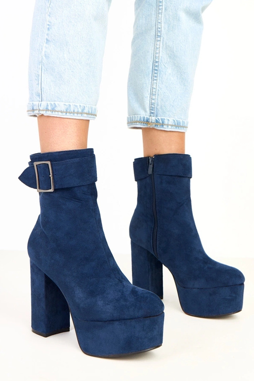 Granatowe botki na platformie z... Granatowe botki na platformie z...