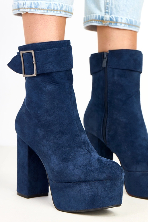 Granatowe botki na platformie z... Granatowe botki na platformie z...