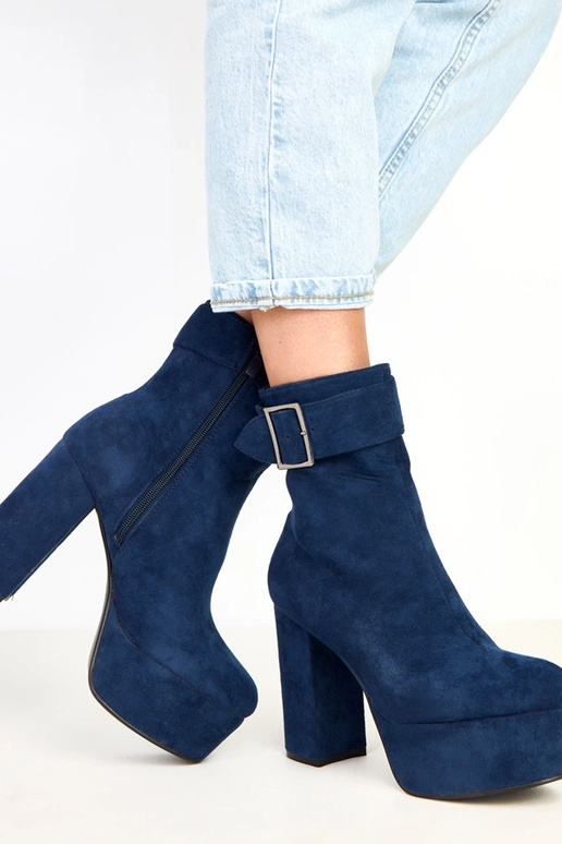 Granatowe botki na platformie z... Granatowe botki na platformie z...
