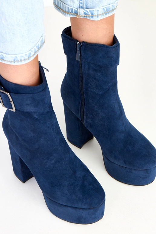 Granatowe botki na platformie z... Granatowe botki na platformie z...