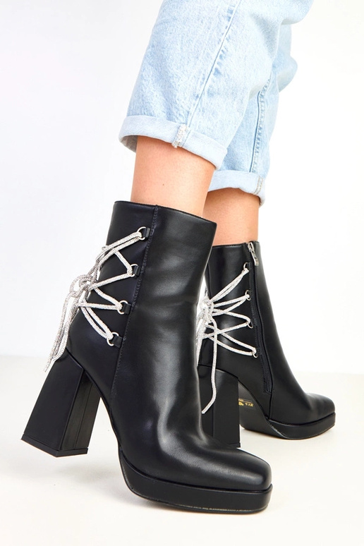 Czarne botki na słupku zdobione... Czarne botki na słupku zdobione...