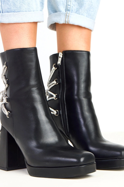 Czarne botki na słupku zdobione... Czarne botki na słupku zdobione...