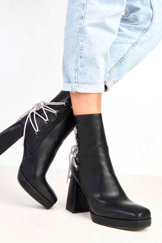 Czarne botki na słupku zdobione... Czarne botki na słupku zdobione...