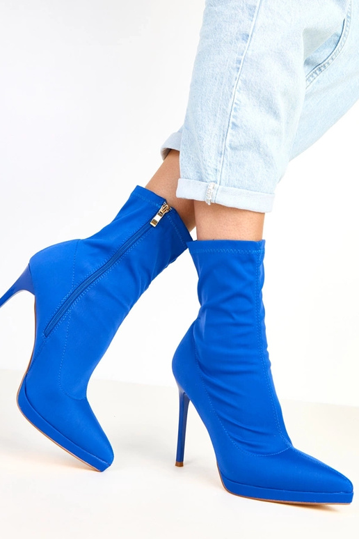 Niebieskie satynowe botki na szpilce... Niebieskie satynowe botki na szpilce...