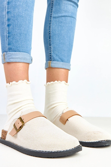 Beżowe kapcie na korkowej...