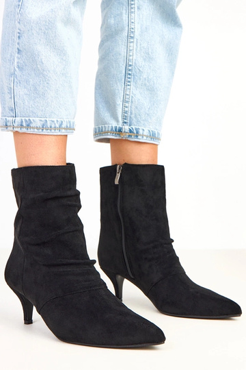 Czarne botki na niskim...