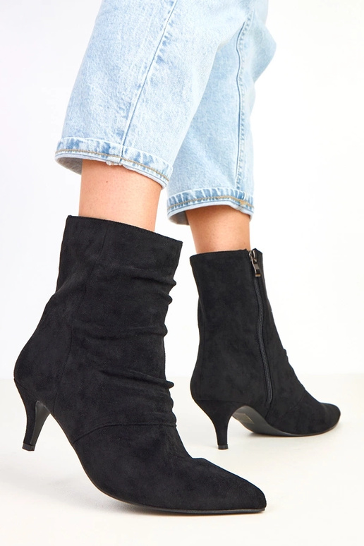 Czarne botki na niskim obcasie z...