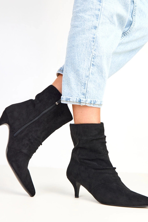 Czarne botki na niskim obcasie z...