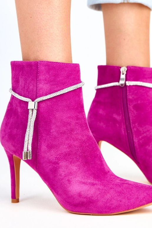 Fioletowe botki na szpilce z ozdobnym...