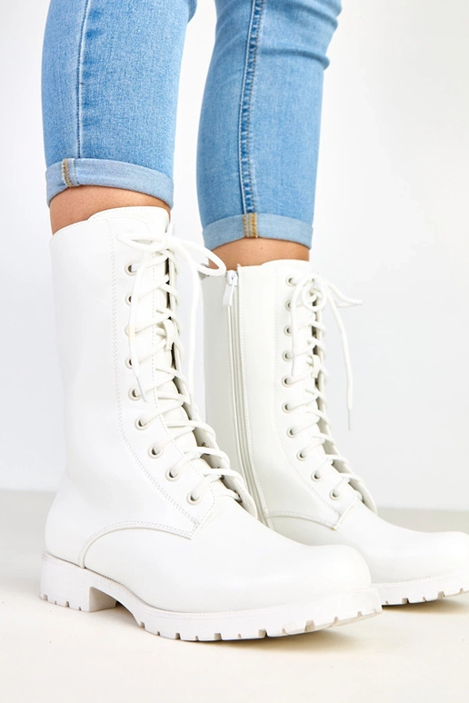 Białe botki na niskim obcasie ze...