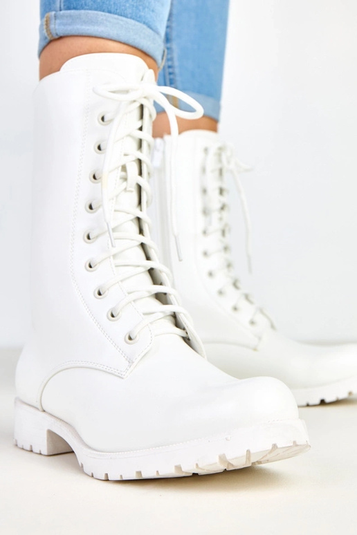Białe botki na niskim obcasie ze...