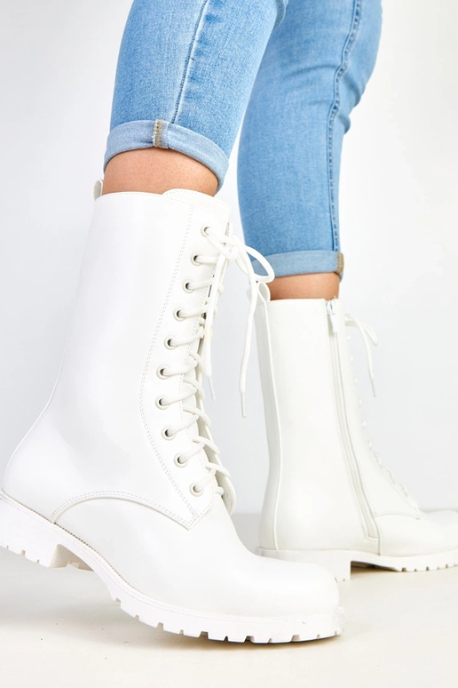Białe botki na niskim obcasie ze...