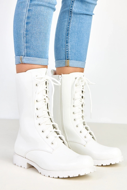 Białe botki na niskim obcasie ze...