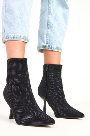 Czarne botki na szpilce...