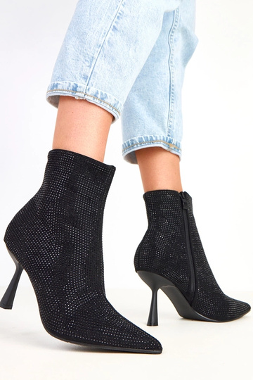 Czarne botki na szpilce... 2
