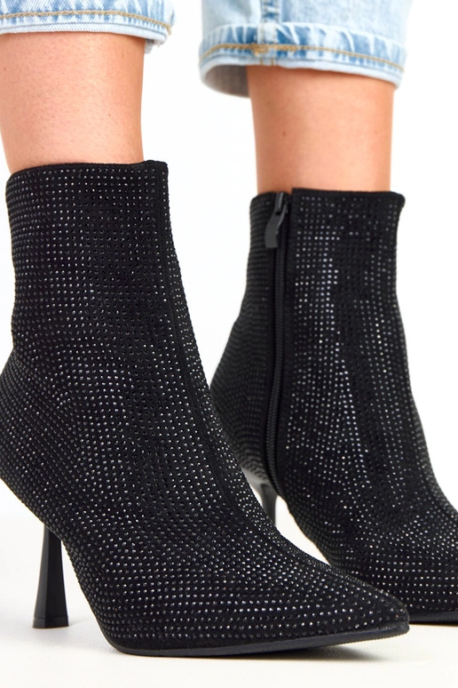 Czarne botki na szpilce zdobione... Czarne botki na szpilce zdobione...