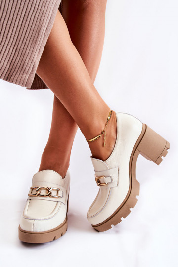 Leather shoes on a pillar with a golden decoration light beige Mikeyla 2
