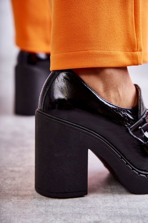 Lacquered shoes on a massive post Black Jaime Lacquered shoes on a massive post Black Jaime