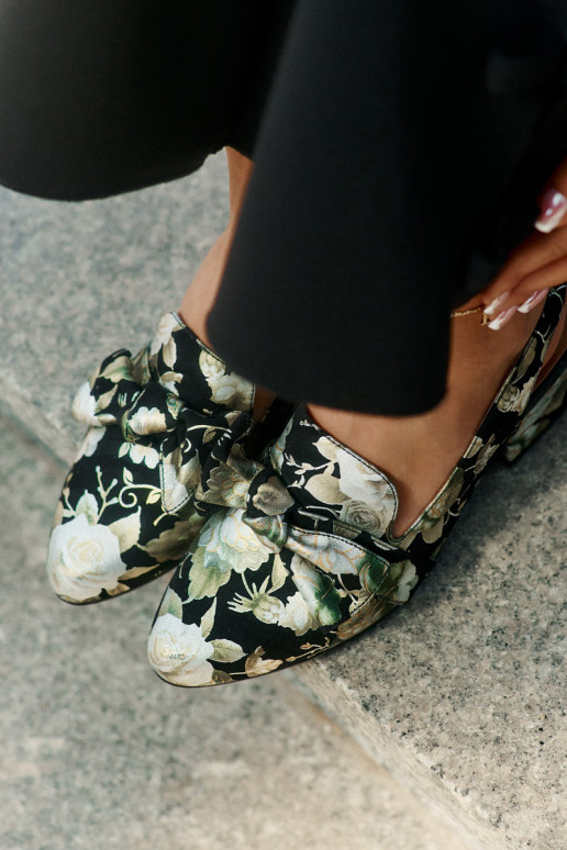 Leather Pumps With Flowers And Bow Black N6539-44 Leather Pumps With Flowers And Bow Black N6539-44