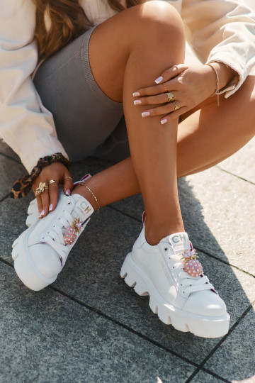 Skórzane SneakersywithOzdobną Broszką Ananas CheBello 4651 Białe