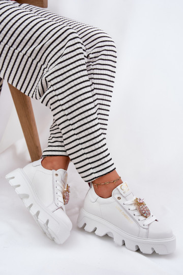 Skórzane SneakersywithOzdobną Broszką Ananas CheBello 4651 Białe 2