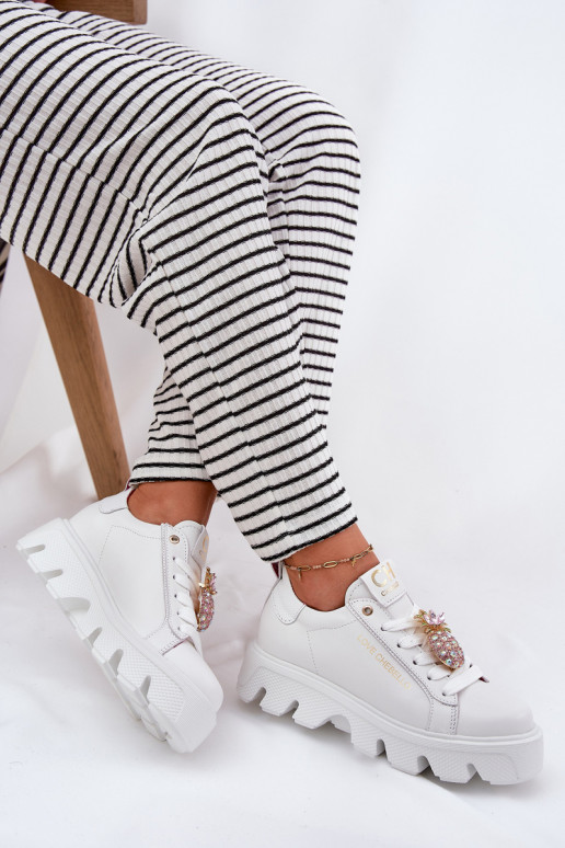 Skórzane SneakersywithOzdobną Broszką Ananas CheBello 4651 Białe