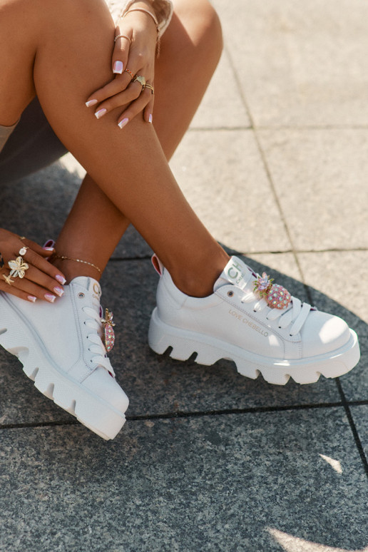 Skórzane SneakersywithOzdobną Broszką Ananas CheBello 4651 Białe