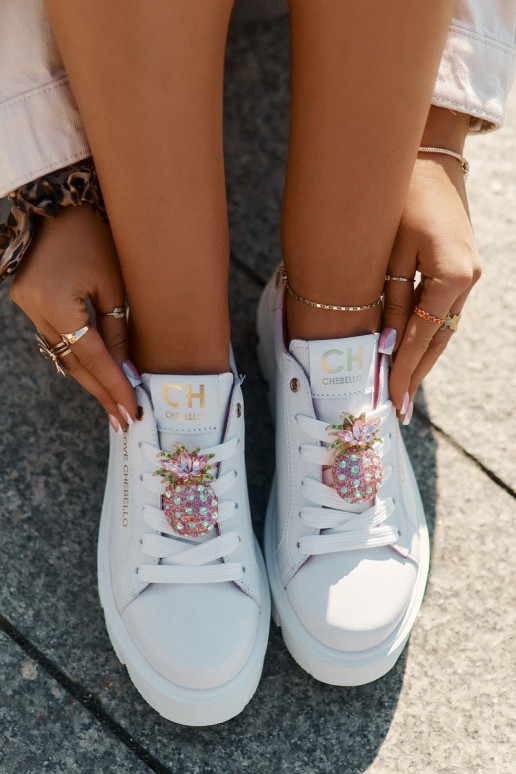 Skórzane SneakersywithOzdobną Broszką Ananas CheBello 4651 Białe