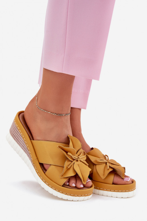 Skórzane Klapki Damskie Na KoturniewithOzdobnym Kwiatem Artiker 52C0504 Żółte