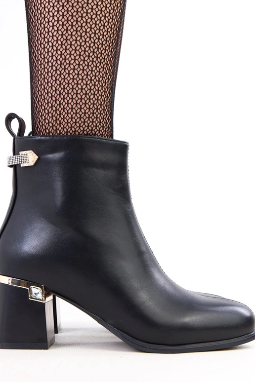 Czarne botki z elegancka ozdobą na...