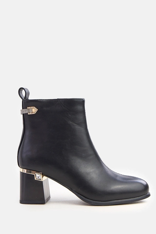 Czarne botki z elegancka ozdobą na...