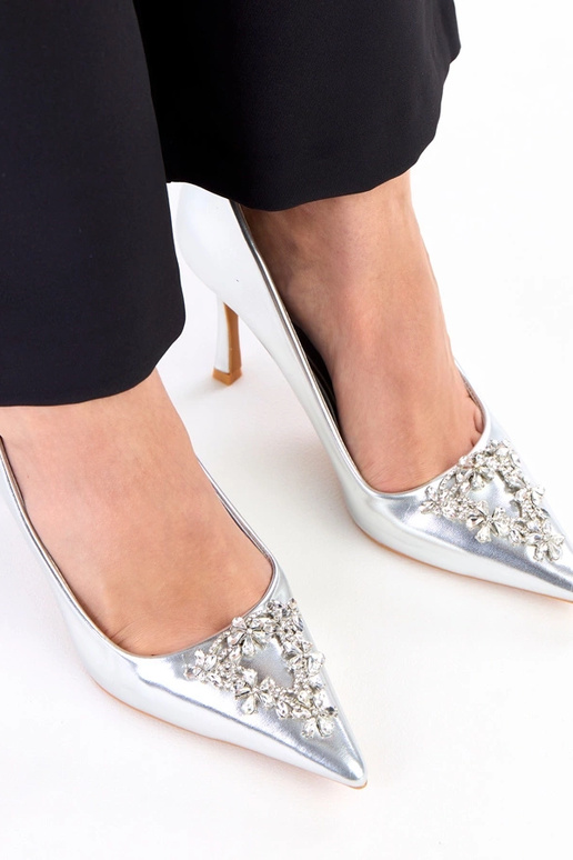 Srebrne lakierowane szpilki zdobione...