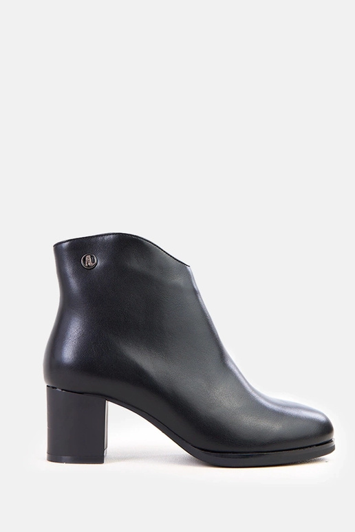 Czarne botki z delikatną ozdobą z...